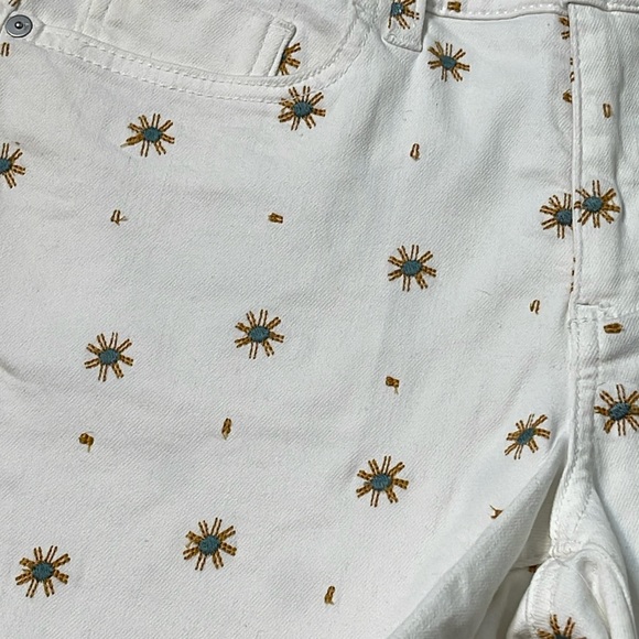 PILCRO AND THE LETTERPRESS STARBURST DAISY EMBROIDERED WHITE SHORTS SLIM BF FIT - Picture 5 of 10